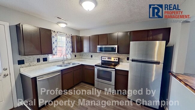 Building Photo - Charming 2BD/2 BA End Unit Townhouse w/Fireplace and Fenced Backyard