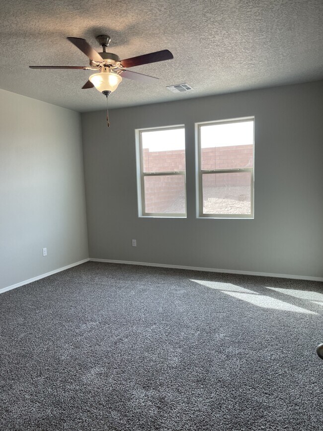 Building Photo - 4868 Longs Peak Rd NE