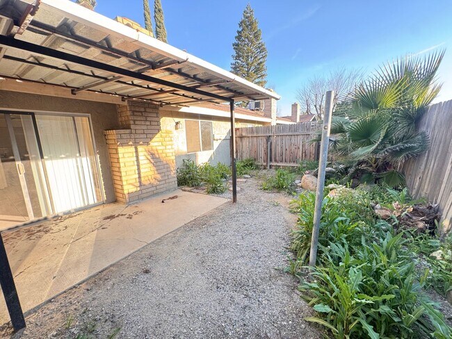 Building Photo - 7900 N Laurelglen Blvd