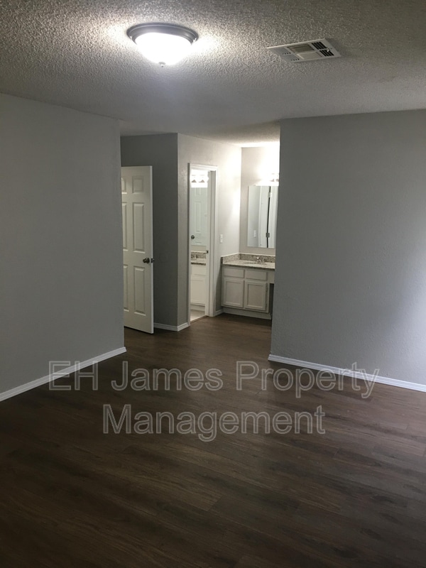 Building Photo - 10818 E 14th Ct