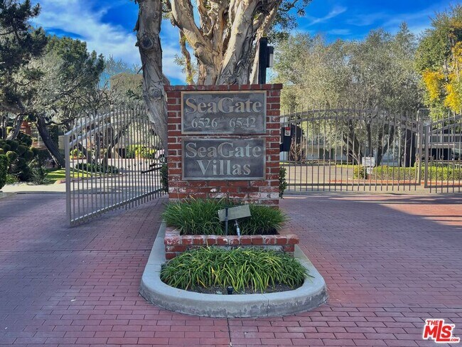 Building Photo - 6526 Ocean Crest Dr