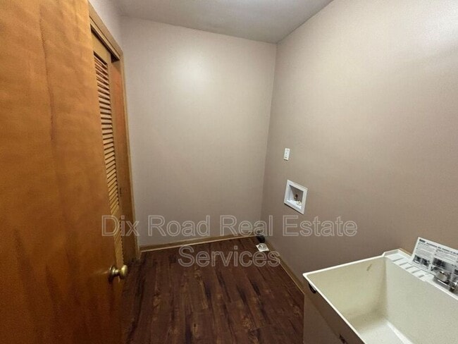 Building Photo - 110 N Heinkel Rd