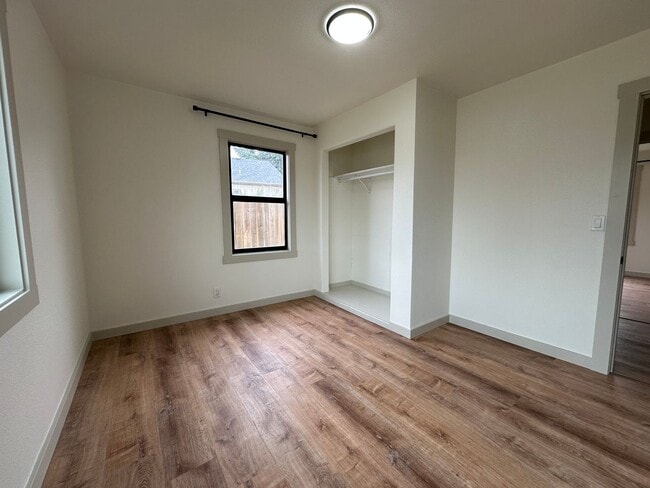 Building Photo - Newly Remodeled 3 bedroom house in Roseburg