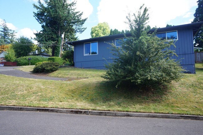 Building Photo - SW Portland 3 bedroom 2 bathroom Ranch