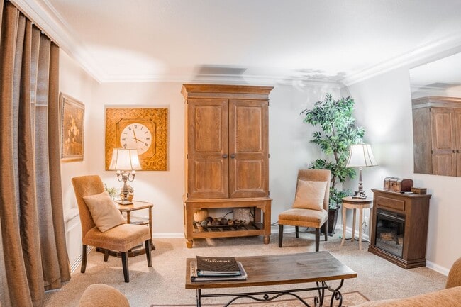 Building Photo - Your Fully Furnished 3 Bed 2 Bath Home Awaits Immediate Move-In!