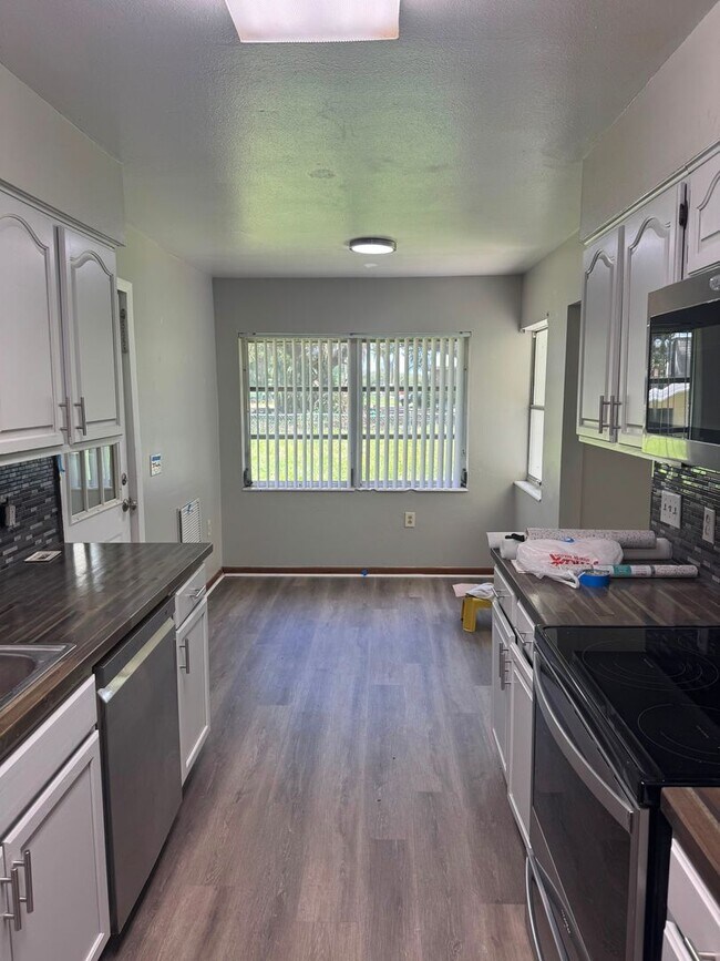 Building Photo - No HOA. Oversized 3/2 Home. NEW PHOTOS COMING SOON