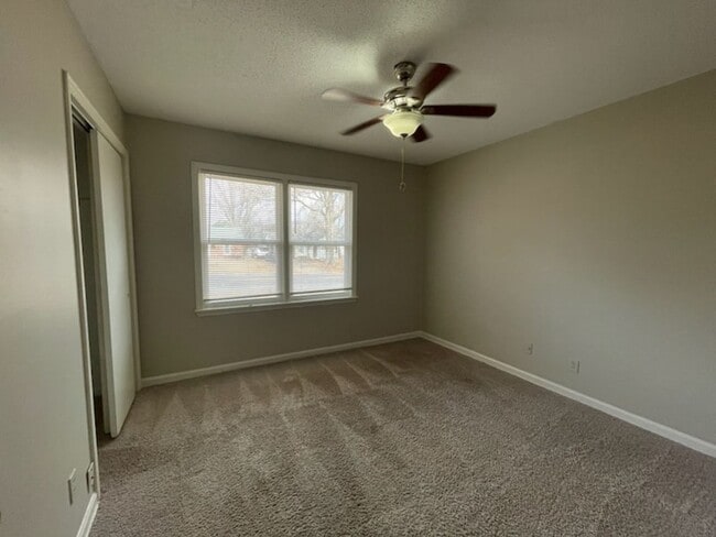 Building Photo - Colonial Hills' adorable home!