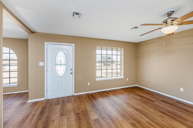 Building Photo - 4804 NW Hoover Ave