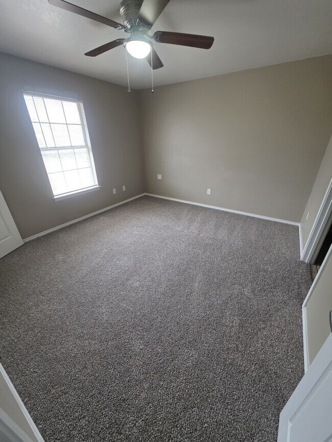Building Photo - 3 bed 2 bath home