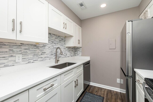 Building Photo - 323 E 2nd St