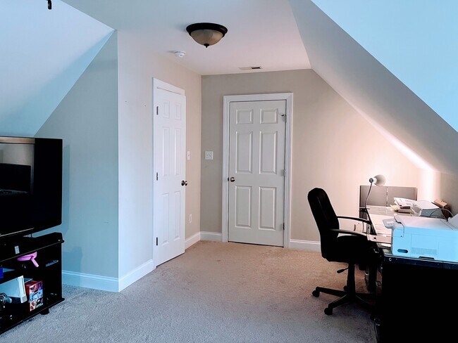 Building Photo - 3940 Grandbridge Dr