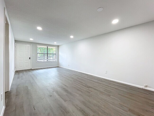 Building Photo - Renovated 2 Bedroom 1 Bathroom Apartment | Stainless Steel Appliances, Granite Counters, Inside L...