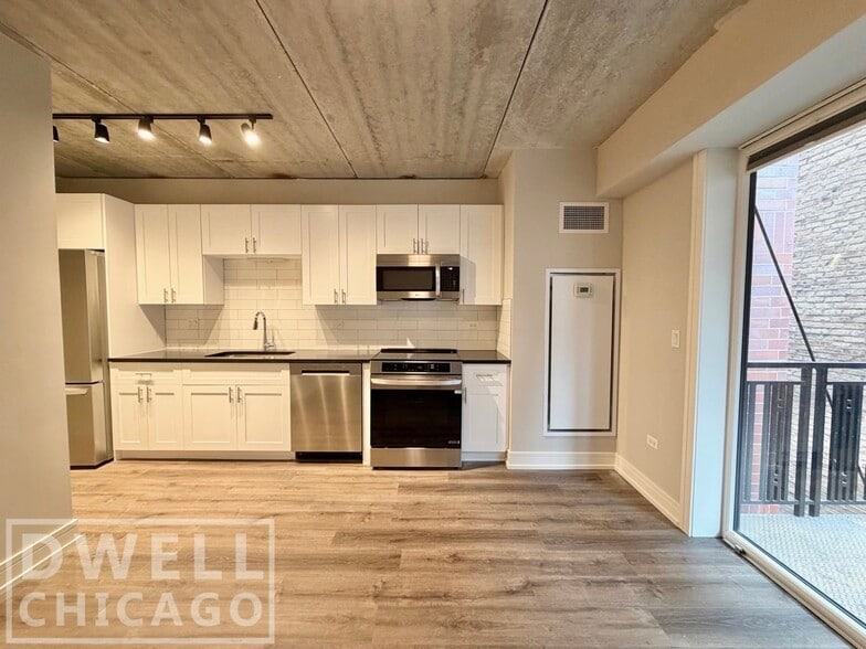 Building Photo - 938 W Carmen Ave