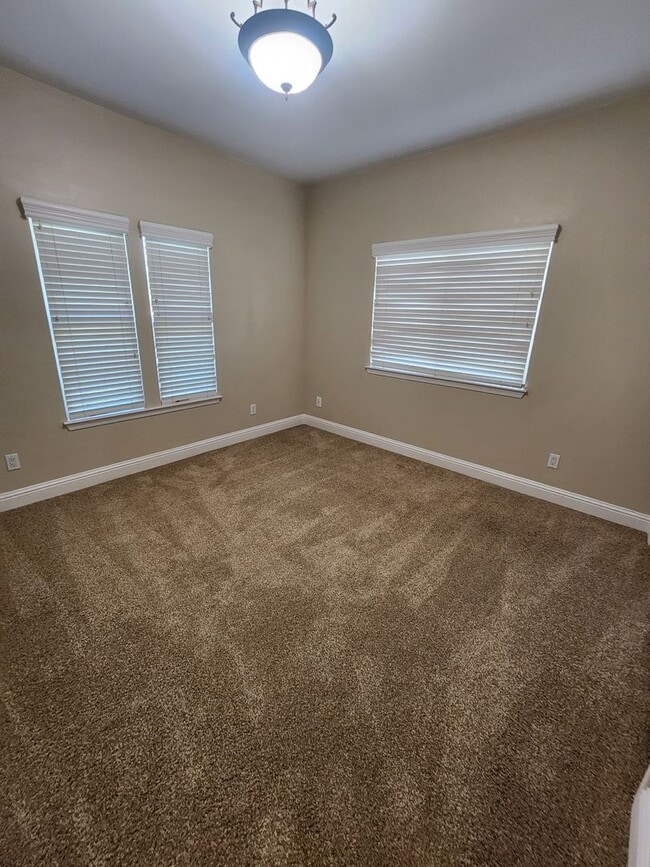 Building Photo - Gorgeous and Spacious 4 Bedroom Home