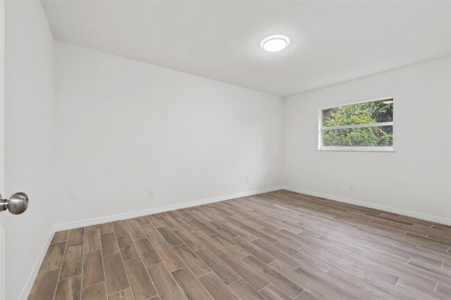 Building Photo - 1301 Emerald Terrace