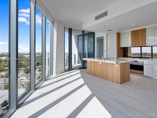 Building Photo - 2831 S Bayshore Dr