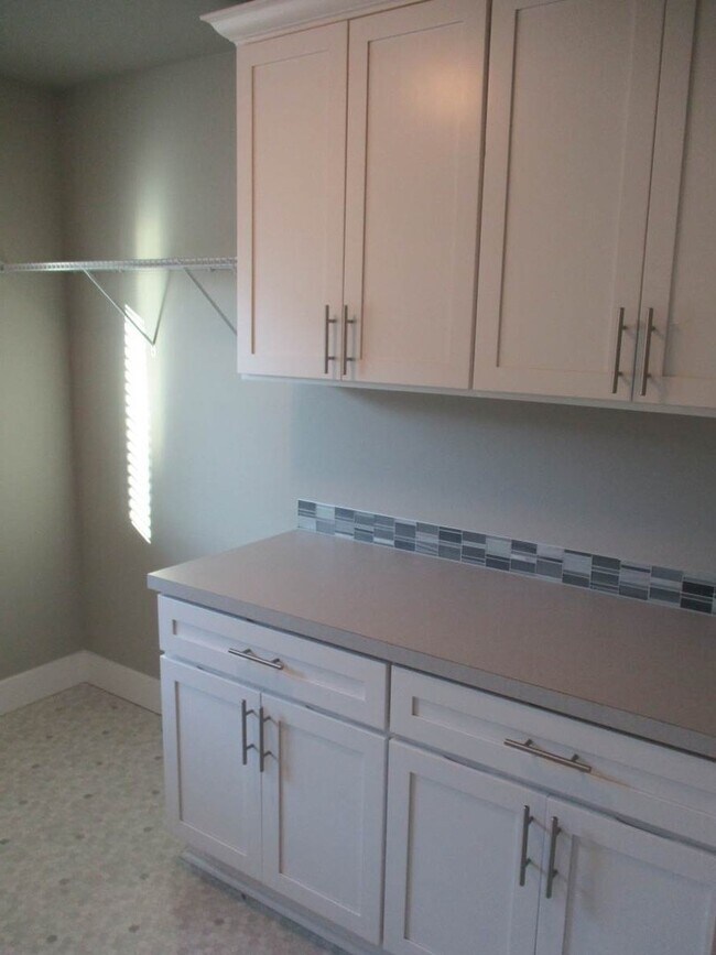 Building Photo - 4 Bedroom 2.5 Bathroom Harbor Hills Home