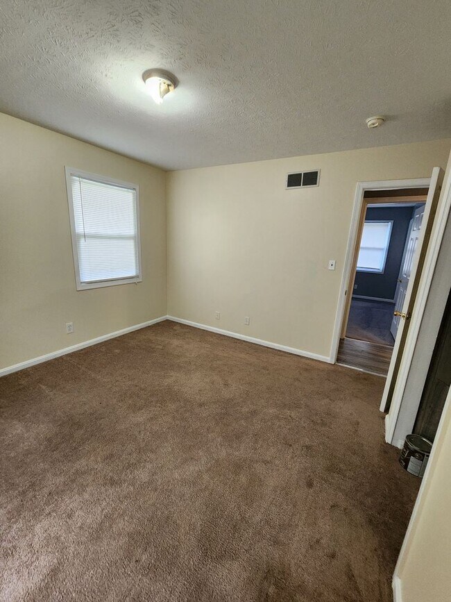 Building Photo - 3 Bedroom, 2 Bathroom Home