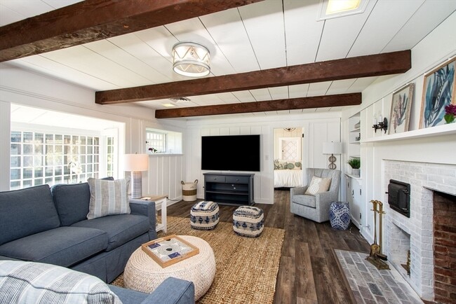 Building Photo - 19 Hobart Ln