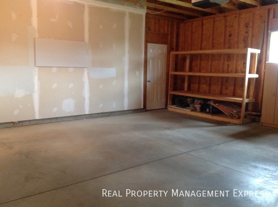 Building Photo - Beautiful 4 Bedroom 2 Bathroom Single Fami...