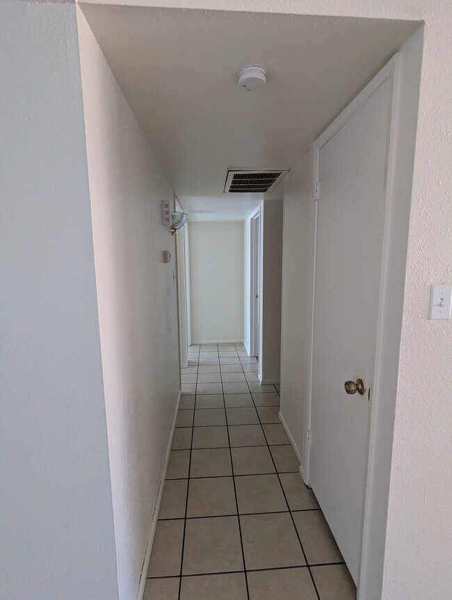 Building Photo - 563 N Santa Anna