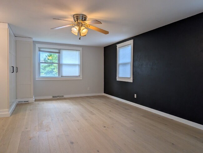 Building Photo - Beautiful 5 Bedroom 2 Bathroom Neenah Lake Home