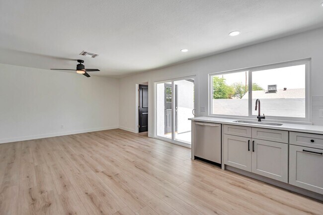 Building Photo - 906 W Colgate Dr