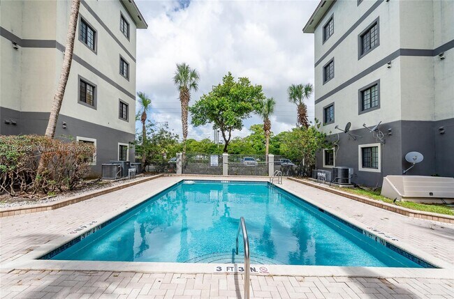 Building Photo - 2851 Riverside Dr