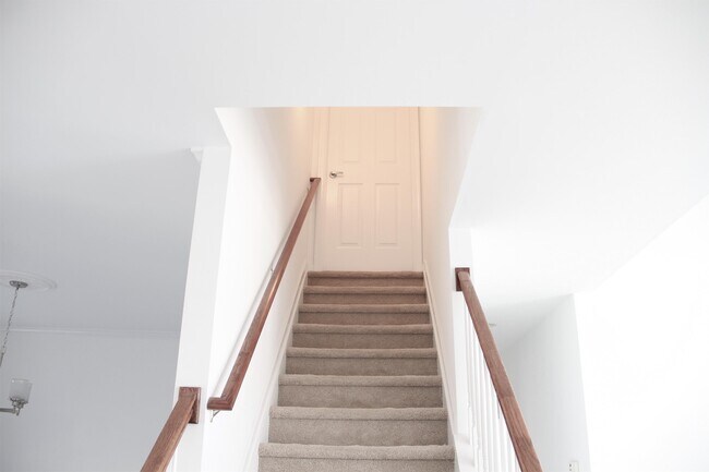 Building Photo - 205 Queenswood Blvd