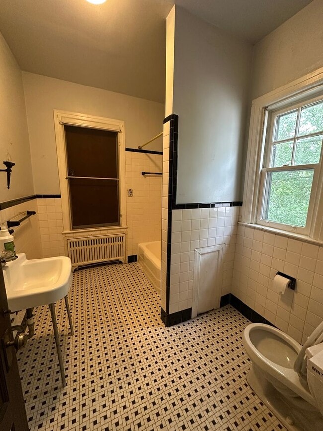 Building Photo - Beautiful Second Floor 3 Bed/1 Bath