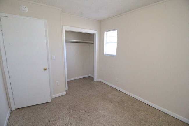 Building Photo - Private 2BR/1BA Duplex with Washer/Dryer H...