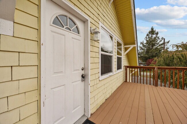 Building Photo - Adorable upper-floor "duplex." 1 brm,  Was...