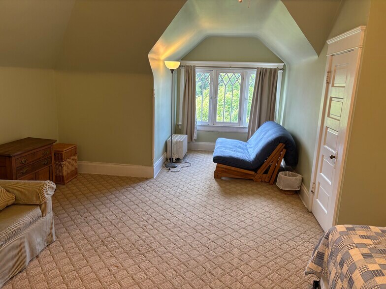 Bedroom facing south - 1528 Quarrier St