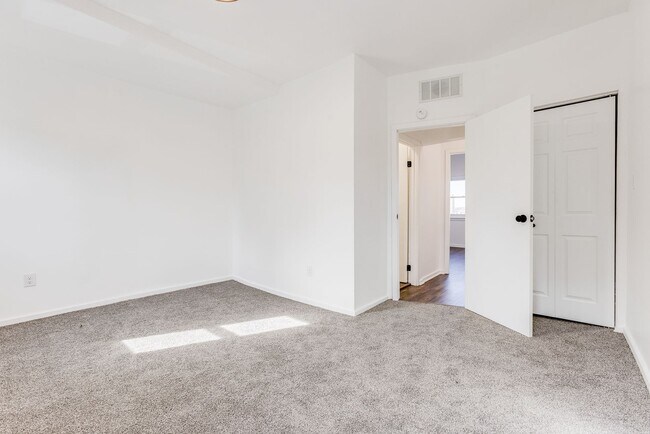 Building Photo - AVAILABLE NOW - Beautiful 3 Bedroom Home w...