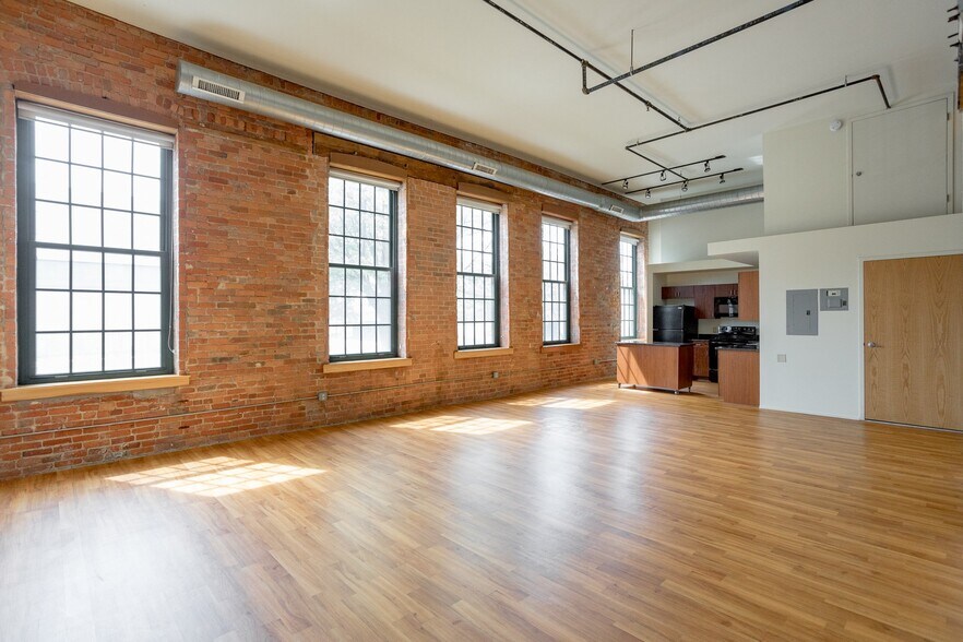 Building Photo - 6200 2nd Ave