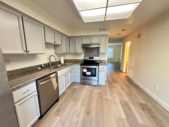Building Photo - Cozy Beautiful Townhouse for Rent