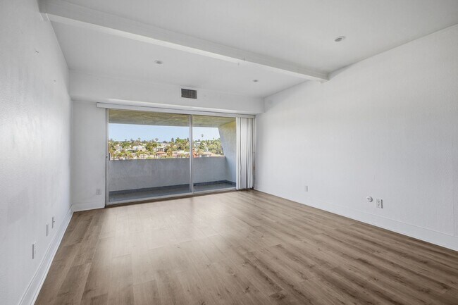 Building Photo - Stunning Echo Park 2 Bed / 1 Bath with Breathtaking Lake Views