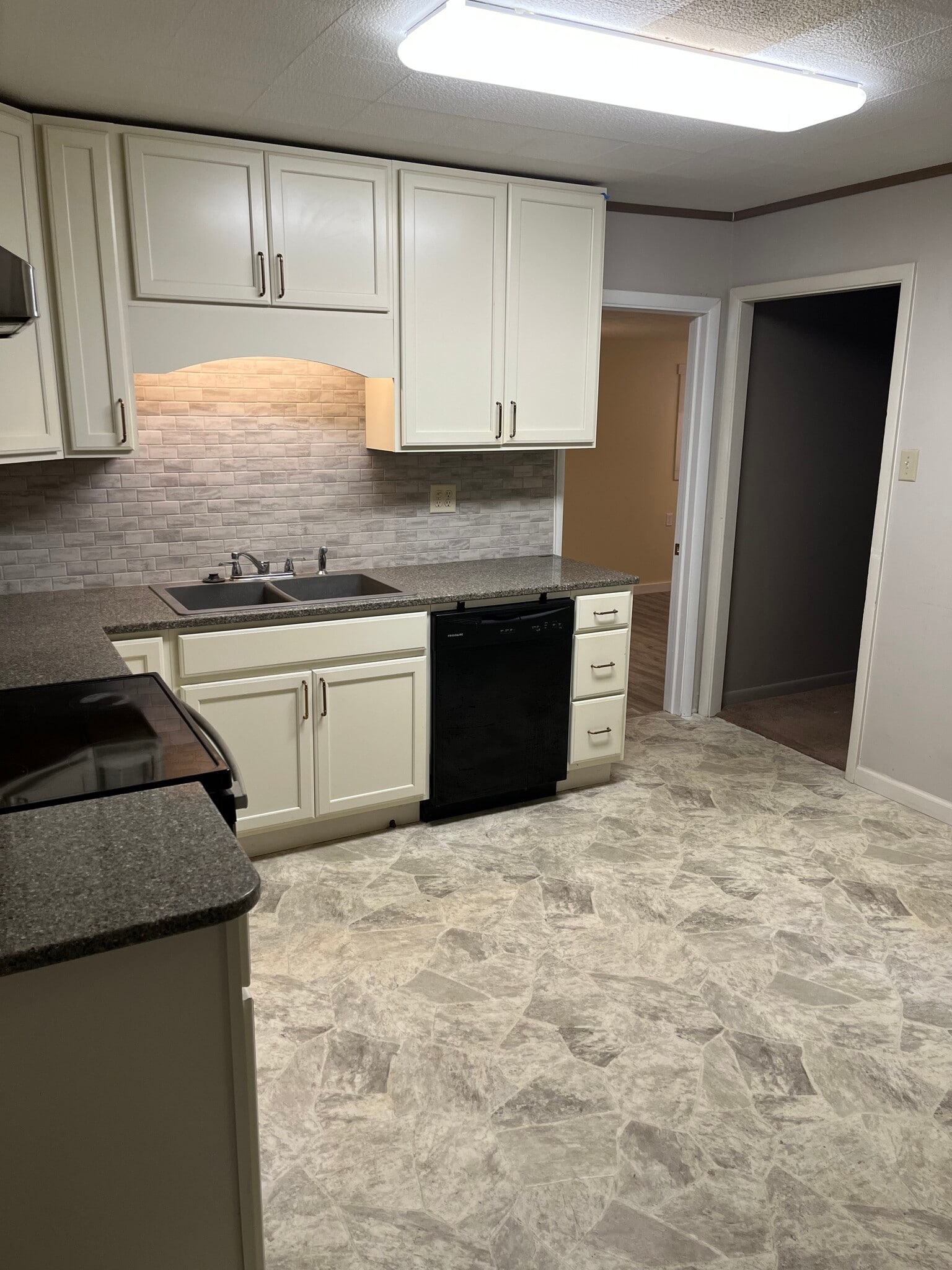 Kitchen - 571 N Mitchner Ave