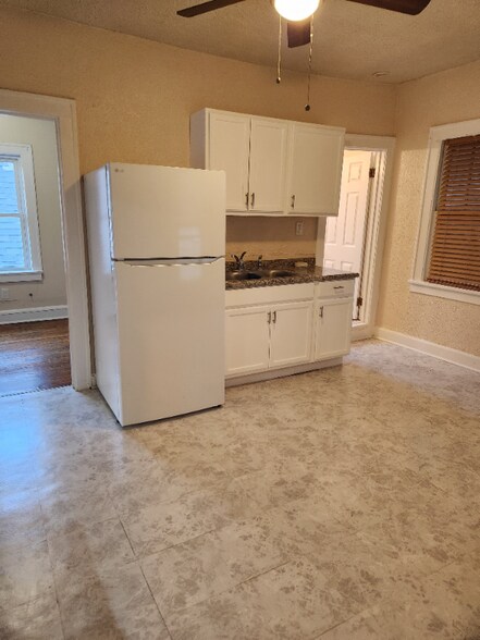 Building Photo - 9631 S Ave M