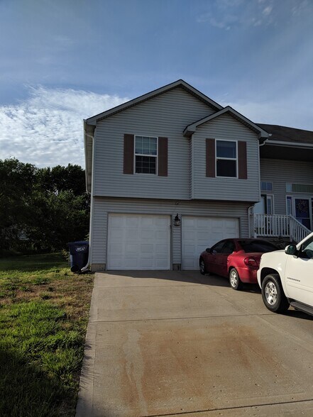 Two Car Garage - 1126 nw scenic dr