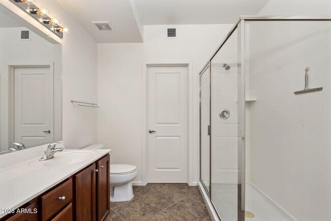 Building Photo - 525 W Lakeside Dr