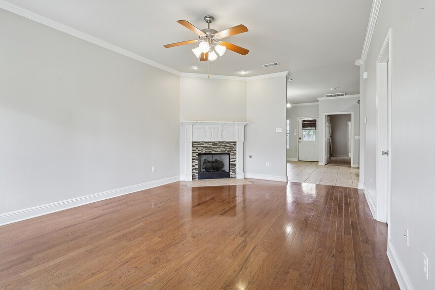 Building Photo - 11510 Southfork Ave