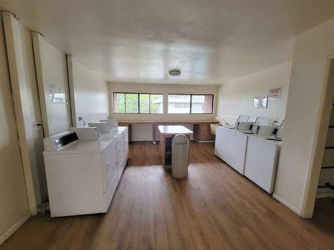 Building Photo - 2 bed/ 1 bath with a BIG Backyard in Escondido!! AVAILABLE NOW!!