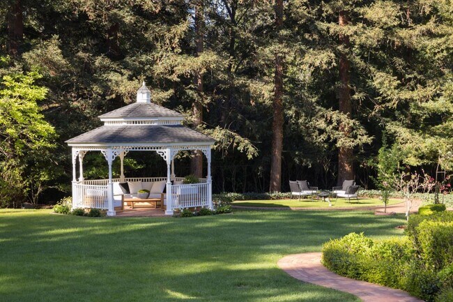 Building Photo - 10 Meadow Ln