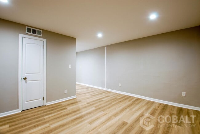 Building Photo - 886 St Charles Ave NE