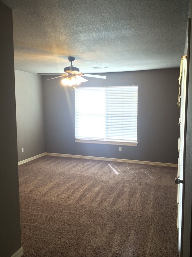 Building Photo - 4 Bedroom, 2.5 Bath Home With Two Car Garage