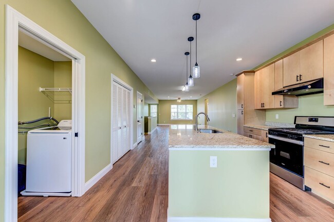 Building Photo - GRADUATE STUDENTS!! 2 Bed 2 Bath Near SSM Cardinal Glennon, St. Louis University