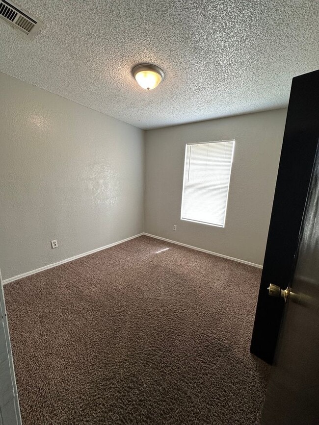 Building Photo - Nice 3bed, 1 1/2 bath. 2 car garage