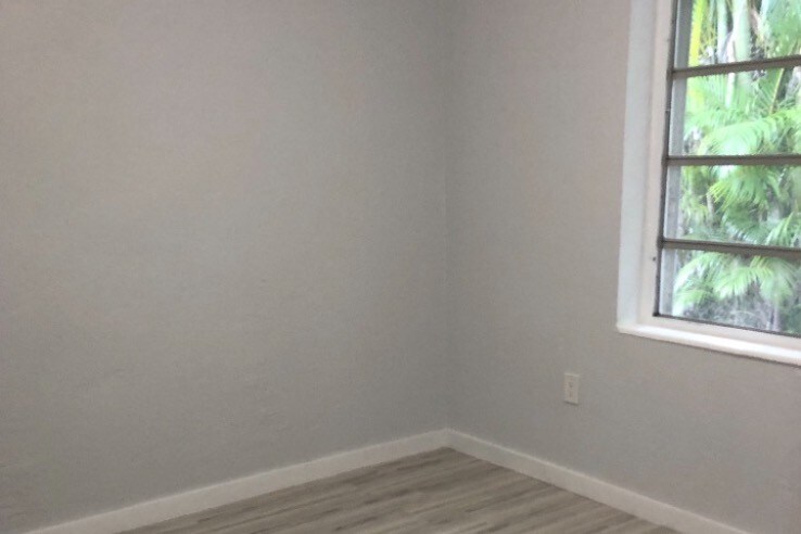 Building Photo - 634 SE 4th Pl