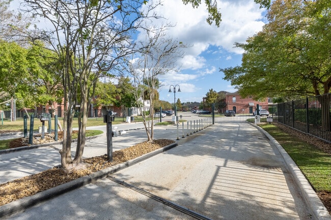 Building Photo - Turnberry Place Apartments